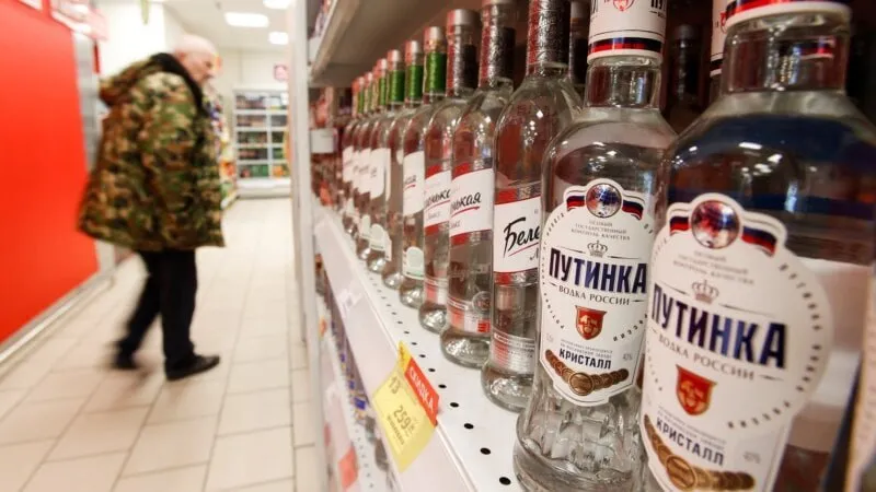 Россияне стали больше пить водку из за падения доходов Продажи водки в России в 1 м квартале 2026 года увеличились на 2 При этом объем продаж слабоалкогольных вина и пива упал на 3 По мнению экспертов дело связано с падением покупательской способности люди стали делать выбор в пользу высокого градуса а не объема напитка Чем чреват рост потребления крепыша объяснять наверное не нужно Ведь главные друзья крепкого алкоголя это домашнее насилие поножовщины нетрезвая езда и прочие преступления А если помножить это на кучу ветеранов СВО то коктейль замешивается и вовсе мрачный