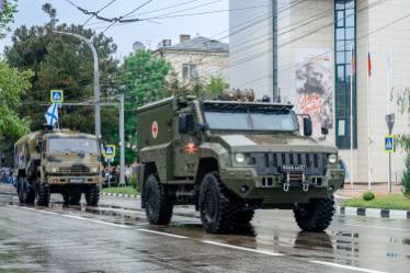В Новороссийске прошла первая репетиция Парада Победы На несколько часов центр города оказался перекрыт: по улице Советов прошли военные колонны и проехала техника. Посмотреть на подготовку к торжеству собрались десятки горожан, многие пришли с детьми. Несмотря на недавнюю атаку беспилотников, жители города решили не отказываться от традиции. Ранее мероприятие планировали провести 2 мая, но в связи с обстоятельствами дату перенесли. Теперь жители с особым вниманием ожидают главного парада, который состоится 9 мая. Отправить новость Подписаться