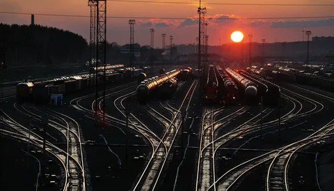 Погрузка на сети ОАО «РЖД» в июне 2025 #экономика  Погрузка за январь – июнь 2025 года, по оперативным данным, составила 554,5 млн тонн, что на 7,6% меньше, чем за аналогичный период прошлого года. В том числе: - кокса – 5,1 млн тонн  -14,5% ; - руды железной и марганцевой – 53,8 млн тонн  -0,9% ; - черных металлов – 26,7 млн тонн  -17,2% ; - лома черных металлов – 3,8 млн тонн  -32,2% .  На восточном направлении перевозка черных металлов и железной руды повысилась соответственно на +1,2% и +14,3%  Ваш МеталлургЪ