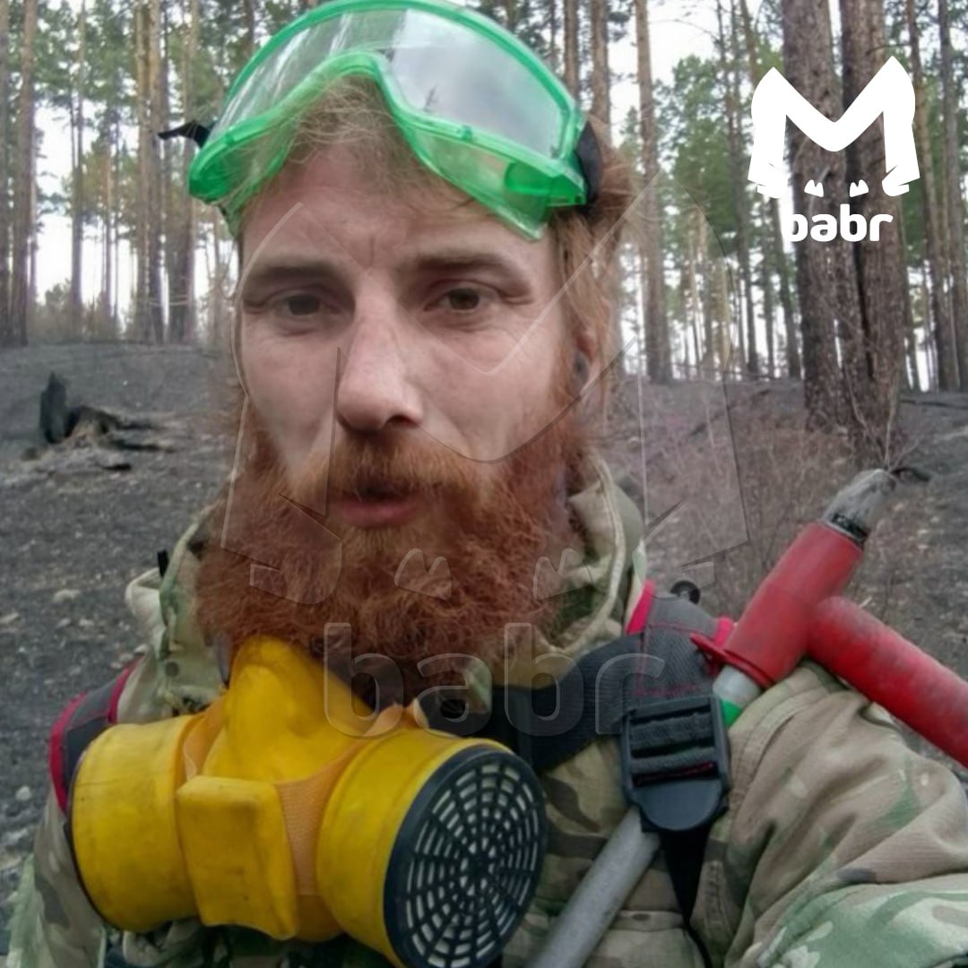 Волонтёра, который помогал тушить пожары в Забайкалье, обвиняют в поджогах. Его задержали. Жена Андрея Степаненко рассказала: полицейские нагрянули к ним сегодня утром, обыскали квартиру, забрали телефоны у всей семьи и увезли мужа в отдел. По словам добровольцев, Андрей с июня 2025-го координировал волонтёров в Атамановке и не только. Тушил пожары, доставлял воду и продукты, помогал людям спасаться самим и вывозил уцелевшие от огня вещи. В каком отделении он сейчас, неизвестно. Следком и полиция на вопросы Babr Mash пока ответить не смогли.