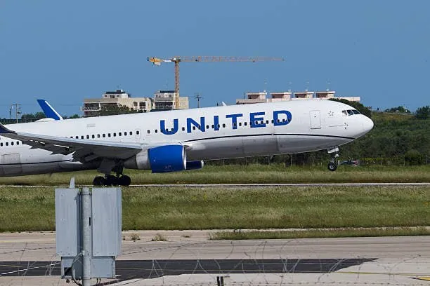 Пассажир авиакомпании United Airlines задержан в США по обвинению в нападении на бортпроводника и попытке попасть в кабину самолета в международном аэропорту Ньюарк Либерти в штате Нью Джерси сообщает телеканал CNN со ссылкой на полицию Как заявили представители полиции 48 летнего нападавшего c рейса из Доминиканской Республики доставили в больницу для оценки психического состояния пострадавший бортпроводник отказался от медицинской помощи