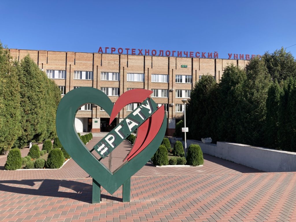 В Рязанском агроуниверситете отобрали ключевые проекты для регионального АПК Как сообщает минсельхоз региона, в Рязанском государственном агротехнологическом университете отобрали 8 ключевых научно-производственных проектов для АПК региона. Региональная комиссия рассмотрела проекты 16 июня, в её состав вошли аграрии, представители минсельхоза Рязанской области, филиала Россельхозбанка и РГАТУ. По итогам заседания сформирован перечень проектов в сфере агропромышленного комплекса, а также список специалистов – участников проектов для предоставления им выплат стимулирующего характера. Реализация научных разработок проходит в рамках федерального проекта «Кадры в АПК», входящего в состав национального проекта «Технологическое обеспечение продовольственной безопасности». Исполнителями выступят авторские коллективы научно-педагогических работников университета, в которые также вошли молодые учёные.