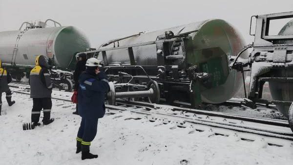Три цистерны с пропан бутаном сошли с рельсов на западе Оренбуржья В Первомайском районе Оренбургской области на железнодорожном пути рядом со станцией Тюльпан произошёл сход трёх вагонов цистерн Инцидент случился на тупиковом участке примыкающем к станции В цистернах перевозился пропан бутан ёмкости не разгерметизировались Утечки вещества не произошло В результате происшествия никто не пострадал Для устранения последствий схода на место оперативно направлен восстановительный поезд Его специалисты занимаются возвращением вагонов цистерн на железнодорожное полотно сообщает МЧС ВЕСТИ ОРЕНБУРЖЬЯ в telegram в MAX