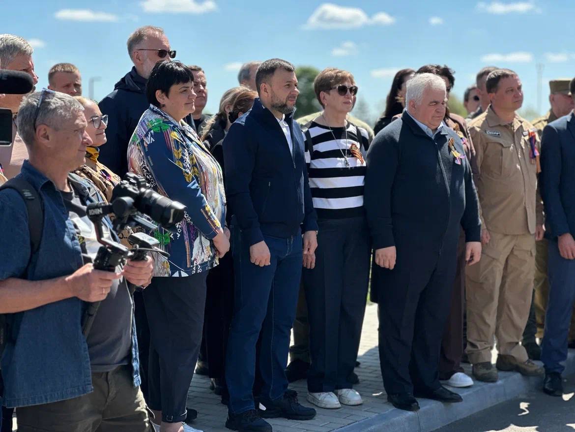 Сегодня, в День Донецкой Народной Республики, высадили 300 кустов сирени. Вместе с Главой ДНР Денисом Пушилиным, депутатом Государственной Думы Казбеком Тайсаевым, коллегами-депутатами и молодежью приняли участие в акции «Сирень Донбасса». Символично, что кусты высадили на территории Донецкого республиканского перинатального центра имени проф. В. К. Чайки. Здесь рождается новая жизнь, здесь же заложен цветущий уголок, который через пару лет будет радовать будущих мам, счастливых родителей и всех жителей города Донецка своей красотой! Кроме того, сирень является символом Победы. В мае 1945 года жители страны встречали солдат - победителей, которые триумфально возвращались из Германии, веточками сирени. Именно этого мы все трепетно ждем - нашей Победы и скорейшего наступления мира! Поздравляю всех жителей региона с праздником! Желаю, чтобы наша Республика цвела и процветала!