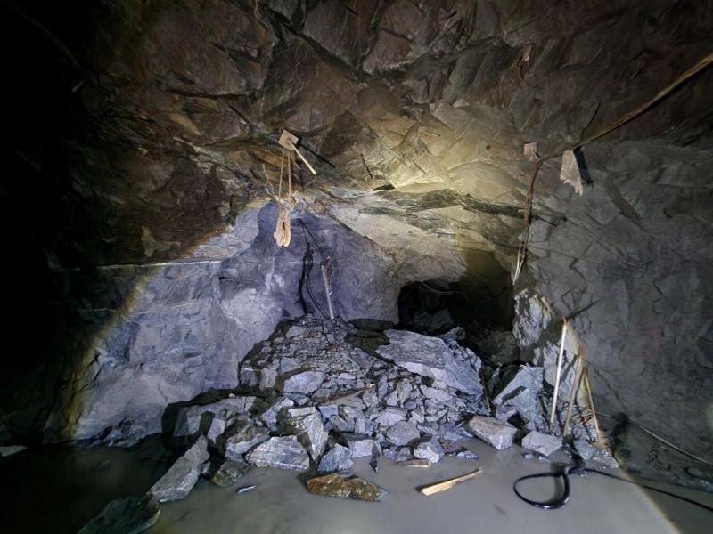 26 августа в шахте АО Артемовский рудник в Курагинском районе произошло обрушение породы Под завалами оказался 30 летний рабочий из Узбекистана он погиб на месте По данным следствия мужчина занимался бурением горных пород для их последующего укрепления В этот момент обрушилась горная масса и шахтер не успел спастись В прокуратуре уточнили что во время трагедии в шахте находились еще 48 человек и предприятие продолжало работу в обычном режиме Сейчас на аварийном участке установили посты безопасности Надзорные органы проверяют как в руднике соблюдаются требования по охране труда и промышленной безопасности Вопрос о возбуждении уголовного дела находится на рассмотрении красноярск kras 24