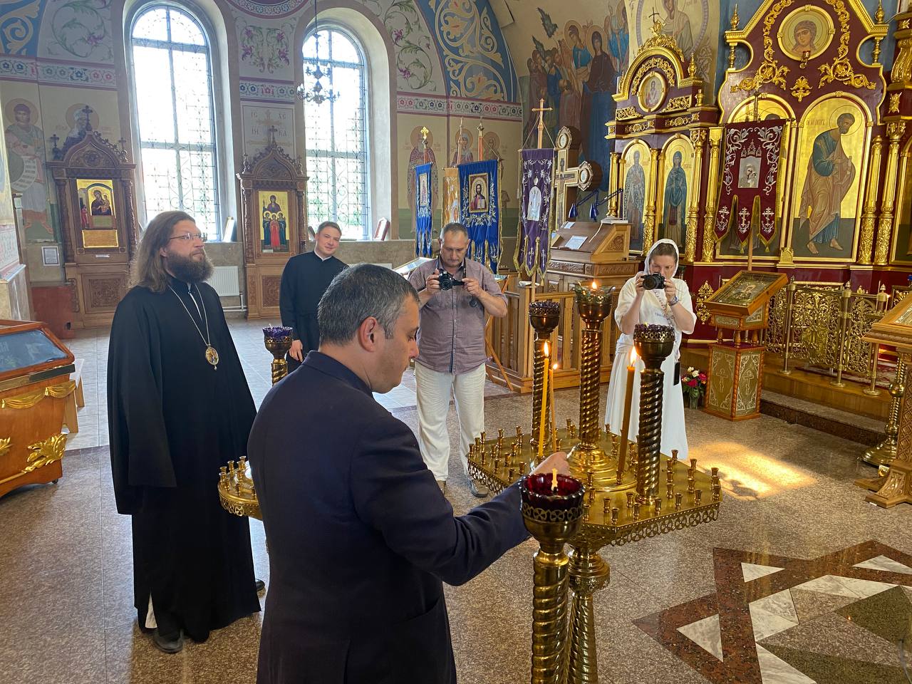 Александр Хинштейн посетил Свято-Никольский храм в поселке Горшечное Каменный храм построен в конце XIX века, приблизительно в 1896 году. Самый масштабный ремонт был в 2016 году, тогда же завершилось строительство колокольни, утраченной в советские годы. С 2017 года здесь идут работы по внутренней отделке: клеят фотообои под роспись. Здесь проходят Сретенские православные балы. Александр Хинштейн предложил вывести их и на региональный уровень. Дал поручение проработать этот вопрос. Сейм Курская область