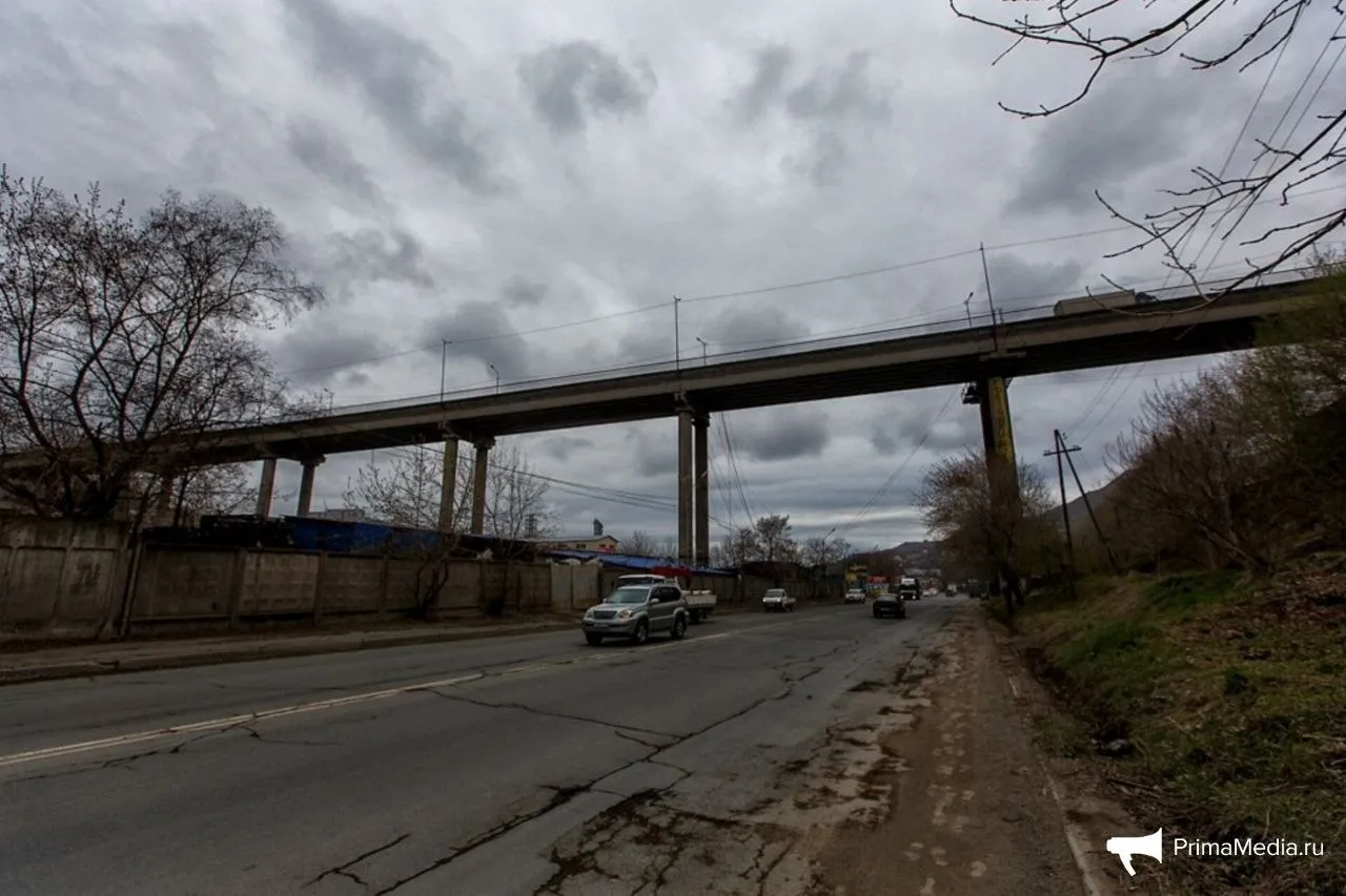 Демонтаж Рудневского моста во Владивостоке начнется в 2027 году управление дорог Изначально в администрации города рассматривали вариант при котором строительство нового моста велось бы параллельно с эксплуатацией старого Однако экспертизы показали что изношенное сооружение не выдержит нагрузок и вибраций связанных со стройкой Новый мост будет иметь четыре полосы для движения его длина составит 498 метров а ширина 28 метров Будут также обустроены тротуары шириной 3 метра Для реализации проекта будет направлено 10 млрд рублей   PrimaMedia в       подпишись 18