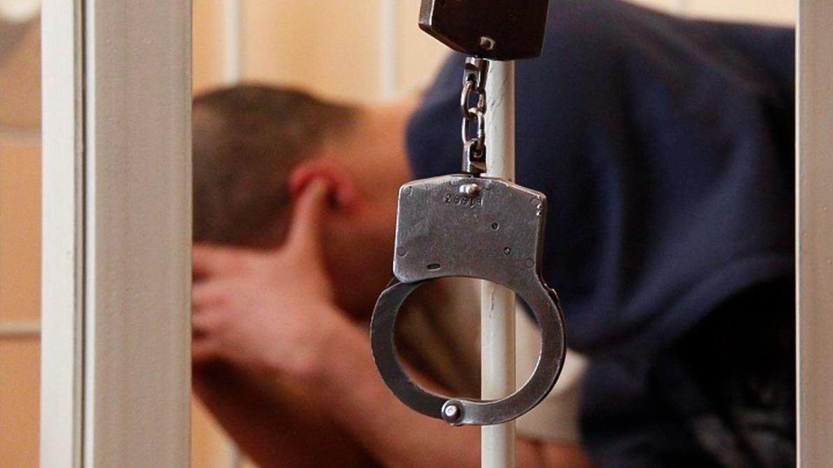 Жителя Анапы, избившего отчима, отправили за решётку Анапский районный суд вынес приговор по уголовному делу в отношении 19-летнего анапчанина, обвиняемого по части 1 ст. 111 УК РФ «Умышленное причинение тяжкого вреда здоровью». В суде установлено, что в феврале молодой человек у себя дома в ходе словесного конфликта избил отчима, причинив ему тяжкий вред здоровью. С учетом обстоятельств совершенного преступления и личности виновного суд приговорил фигуранта к лишению свободы на 2 года с отбыванием наказания в исправительной колонии общего режима, сообщает прокуратура Краснодарского края.