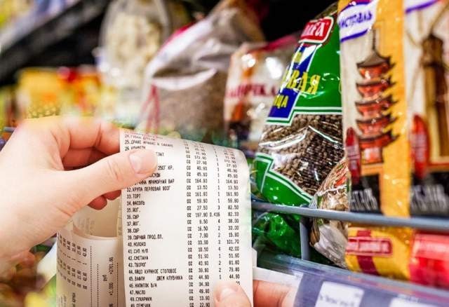 В Узбекистане планируется снижение таможенных пошлин на более 200 импортных товаров В Узбекистане планируется снизить таможенные пошлины примерно на 200 позиций импортных товаров Об этом 14 февраля сообщил заместитель премьер министра Жамшид Ходжаев в ходе открытого диалога правительственной комиссии с экспортёрами фруктов овощей и продовольственной продукции Поводом для обсуждения стал вопрос поднятый одним из учредителей компании Brightly Mega Water из Сурхандарьинской области По его словам предприятие завозит оборудование для переработки фруктов и импортирует современные упаковочные коробки из Китая при этом сталкиваясь с 20 процентной пошлиной В то же время упаковка Tetra Pak освобождена от аналогичных тарифов Он отметил что подобные коробки в Узбекистане не производятся однако их импорт всё равно облагается пошлинами Обращения в виртуальную приёмную президента и в Таможенный комитет по его словам результата не дали Комментируя ситуацию Жамшид Ходжаев заявил что в настоящее время прорабатываются изменения более чем по 200 кодам ТН ВЭД Сегодня я могу сообщить об этом нашим предпринимателям подчеркнул вице премьер Он также обратился к представителю Кабинет министров Дониёру Ганиеву с вопросом о перечне товаров по которым планируется обнуление или снижение пошлин По его словам в работе находятся 203 товарные позиции при этом по 183 из них предполагается снижение тарифов Вице премьер поручил Таможенный комитет дополнительно проработать вопрос с предпринимателем и включить упаковочную продукцию в перечень если она действительно не производится внутри страны Правительство намерено обновить постановление президента от 29 июня 2018 года ПП 3818 поскольку срок действия значительной части предусмотренных им таможенных льгот истёк Документ находится на стадии доработки окончательный перечень продукции пока не утверждён Ранее 13 февраля президент на видеоселекторном совещании поручил пересмотреть пошлины на импорт сырья используемого в промышленности В частности речь шла о драгоценных камнях для ювелирной отрасли жаростойких красках для металлургии и цитрусовых концентратах для пищевой промышленности Кроме того ответственным ведомствам поручено определить потребности малых предприятий в сырье установить страны происхождения и цены поставок а также рассчитать логистические расходы На основе этих данных планируется сформировать соответствующие резервы Telegram Facebook Instagram LinkedIn