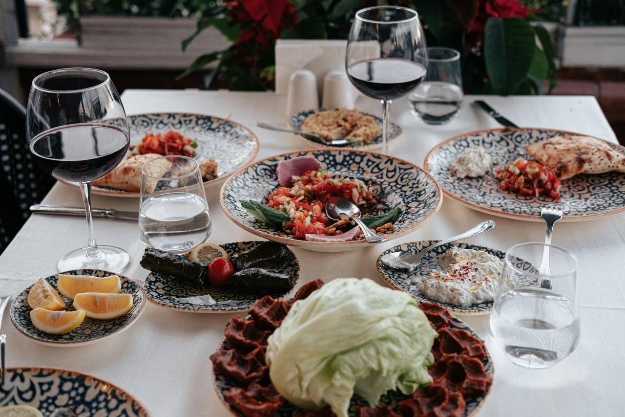 В Турции запретили любые доплаты в ресторанах и кафе   Цена в меню является окончательной В Турции вступили в силу новые правила защиты прав потребителей запрещающие заведениям общепита взимать с клиентов любые дополнительные платежи сверх цены указанной в меню Теперь ресторанам и кафе нельзя брать сервисные сборы плату за стол обслуживание обязательные чаевые и любые аналогичные доплаты Цена указанная в меню признается окончательной суммой посетители платят только за заказанные блюда и напитки Чаевые остаются полностью добровольными и не могут автоматически включаться в счет Власти заявили что новая мера направлена на борьбу со скрытыми платежами упрощение расчетов и повышение прозрачности особенно в условиях активного перехода на безналичную оплату