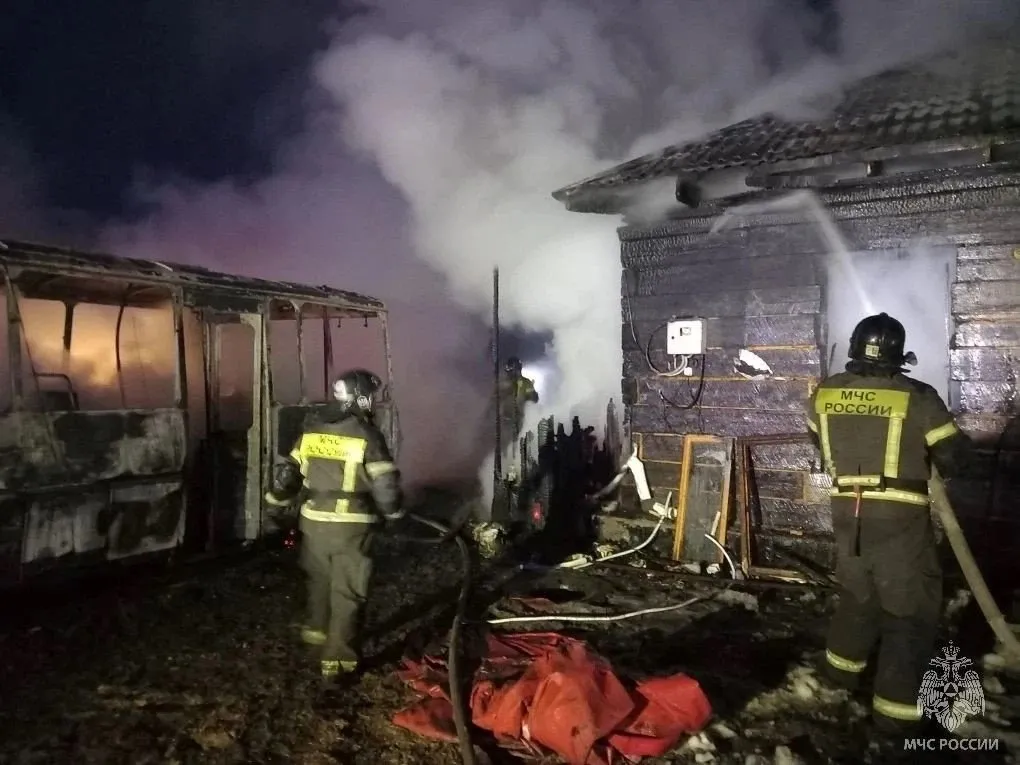 Огонь перекинулся с автобуса на жилой дом в алтайском селе Возгорание произошло на улице Пушкина в селе Берёзовка Первомайского района Пламя охватило дом и частный автобус а также надворные постройки Борьбу с огнем вели 17 пожарных на 7 единицах техники В условиях сильного задымления работало звено газодымозащитников Пожар удалось потушить на площади порядка 150 квадратов Никто не пострадал сообщает МЧС Алтайского края Предварительная причина происшествия неисправность транспорта короткое замыкание проводки в автобусе и дальнейшее распространение пламени на жилище и постройки