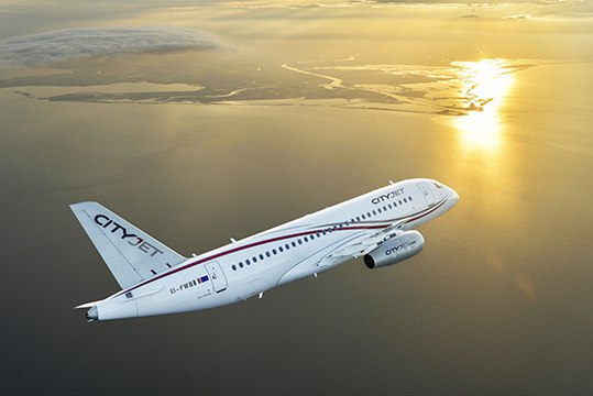 ВЭБ выставил на аукцион простаивающий в Жуковском Superjet  Корпорация ВЭБ.РФ объявила об аукционе по продаже самолета Superjet 100 с серийным номером 95117. Борт полностью укомплектован, следует из документации по торгам, размещенной на одной из торговых площадок. Об этом пишет РБК. Издание ознакомилось с документацией.  Как отмечается, начальная стоимость лота составляет 2,018 млрд руб. Для участия в аукционе необходимо внести задаток в 202 млн руб. Торги будут проходить по схеме английского аукциона — сначала устанавливается минимальная стоимость, затем участники могут пошагово ее увеличивать. Шаг составит 2% от стоимости самолета, или 40,36 млн руб. Выигрывает участник с максимальной предложенной ценой.  aviaru.net/n276825