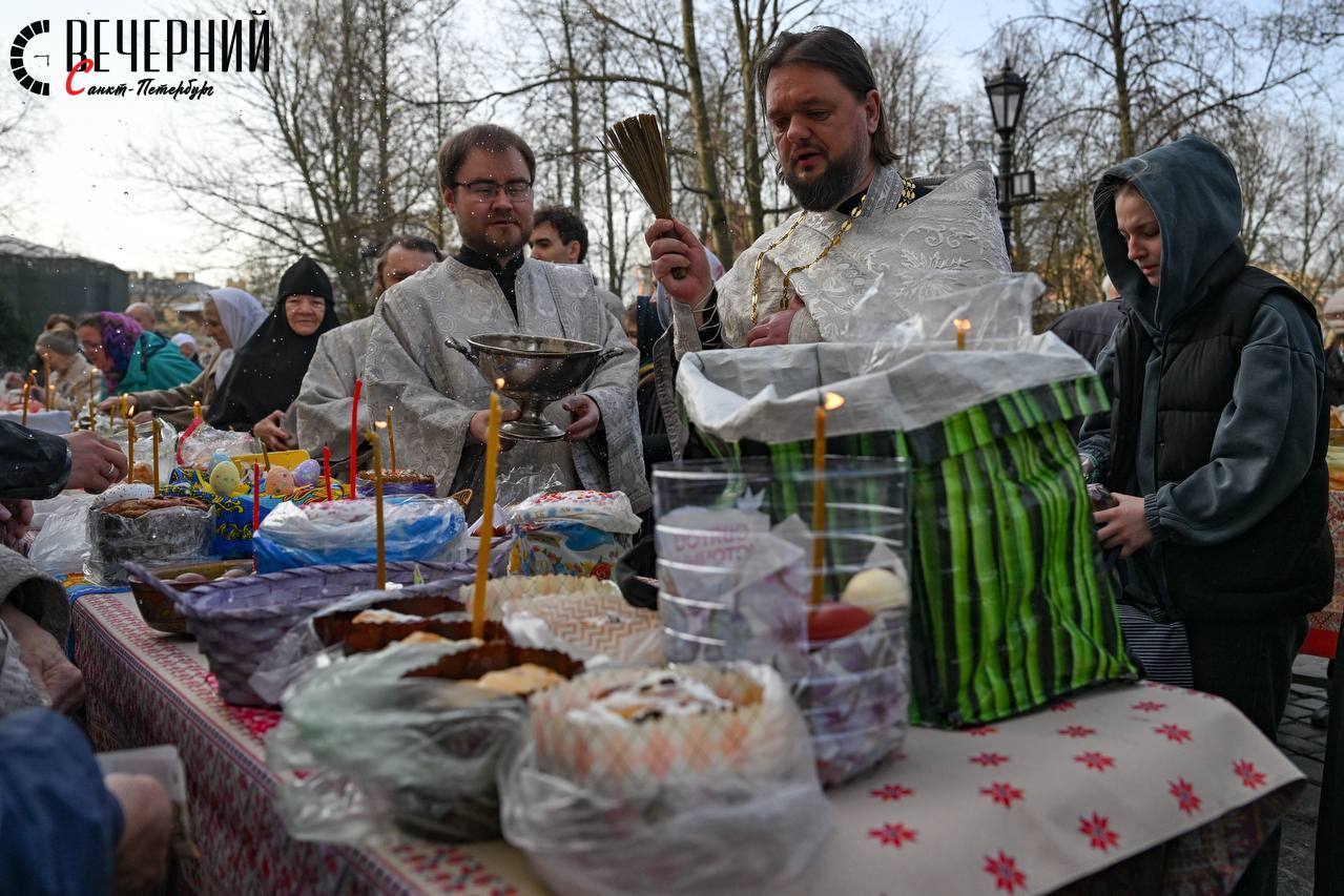 Куличи, пасхи и яйца освящают в храмах Петербурга На фото — Александро-Невская лавра. Фото: Александр Гальперин Вечерний Санкт-Петербург