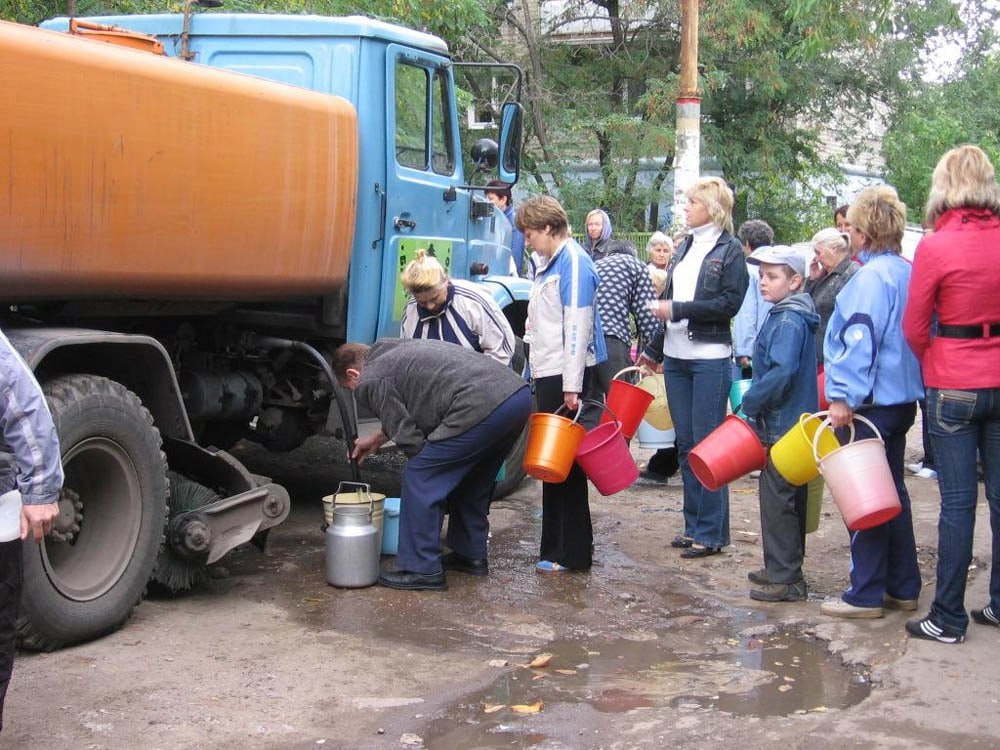 График подачи воды взят под контроль: работы по восстановлению водоснабжения ведутся круглосуточно   Депутаты ДНР взяли на контроль 800 обращений по вопросам некачественного водоснабжения. Об этом сообщили на очередном заседании оперативного штаба по водоснабжению и отоплению Республики, который состоялся сегодня, 26 ноября.  «На данный момент от жителей Донецка и Макеевки поступило около 800 обращений — все они взяты в работу мониторинговыми группами и находятся на личном контроле депутатов», - говориться в сообщении.   Аварийные бригады осуществляют подвоз воды населению. В круглосуточном режиме работают бригады по ликвидации аварийных ситуаций на сетях водо- и теплоснабжения.   Также руководитель оперштаба, первый вице-премьер ДНР Андрей Чертков поручил депутатам проработать адресную доставку воды маломобильным жителям и попросил отремонтировать системы энергетики для нормализации ситуации с водоснабжением.