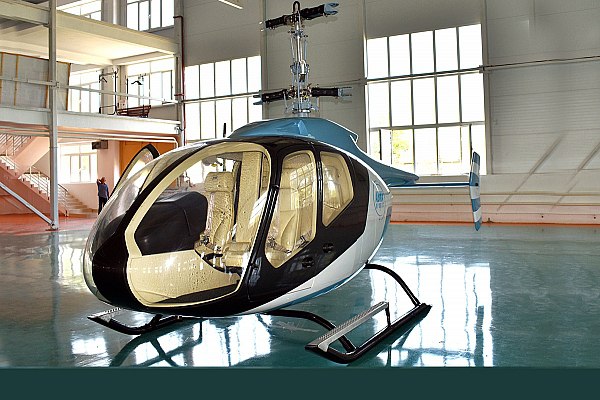 В Дагестане начали наземные испытания первого летного образца вертолета АП-55  Наземные испытания первого летного образца вертолета АП-55 прошли в Кизляре. Об этом сообщает ТАСС со ссылкой на пресс-службу Кизлярского электромеханического завода  КЭМЗ .  "Кизлярский электромеханический завод начал наземные испытания первого летного образца вертолета АП-55", – говорится в сообщении.  Уточняется, что на первом этапе испытания на летном образце проходят без лопастей, к концу этой недели намечена установка лопастей, проверка на вибрации, проверка датчиков навигационного комплекса.  aviaru.net/n286224