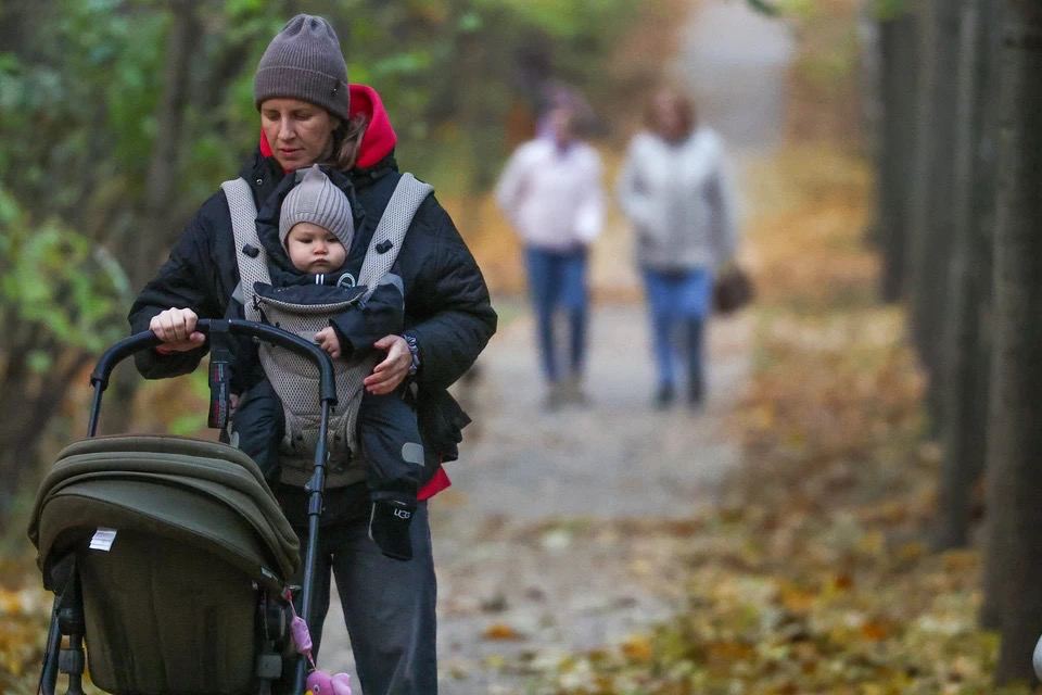 В России предложили отменить ограничение на стаж по уходу за детьми  Разработан законопроект, которым предлагается отменить ограничение на засчитываемый в страховой стаж период ухода одного из родителей за ребенком. Инициатива отправлена на оценку замглавы администрации президента РФ Максиму Орешкину.  Напомним, сегодня в страховой стаж засчитывается период ухода одного из родителей за каждым ребенком "до достижения им возраста полутора лет, но не более 6 лет в общей сложности". Авторы инициативы поясняют, что действующее российское законодательство, которое регулирует этот вопрос, позволяет засчитывать в страховой стаж период ухода только за четырьмя детьми. В результате родители пятерых и более детей лишены меры поддержки.