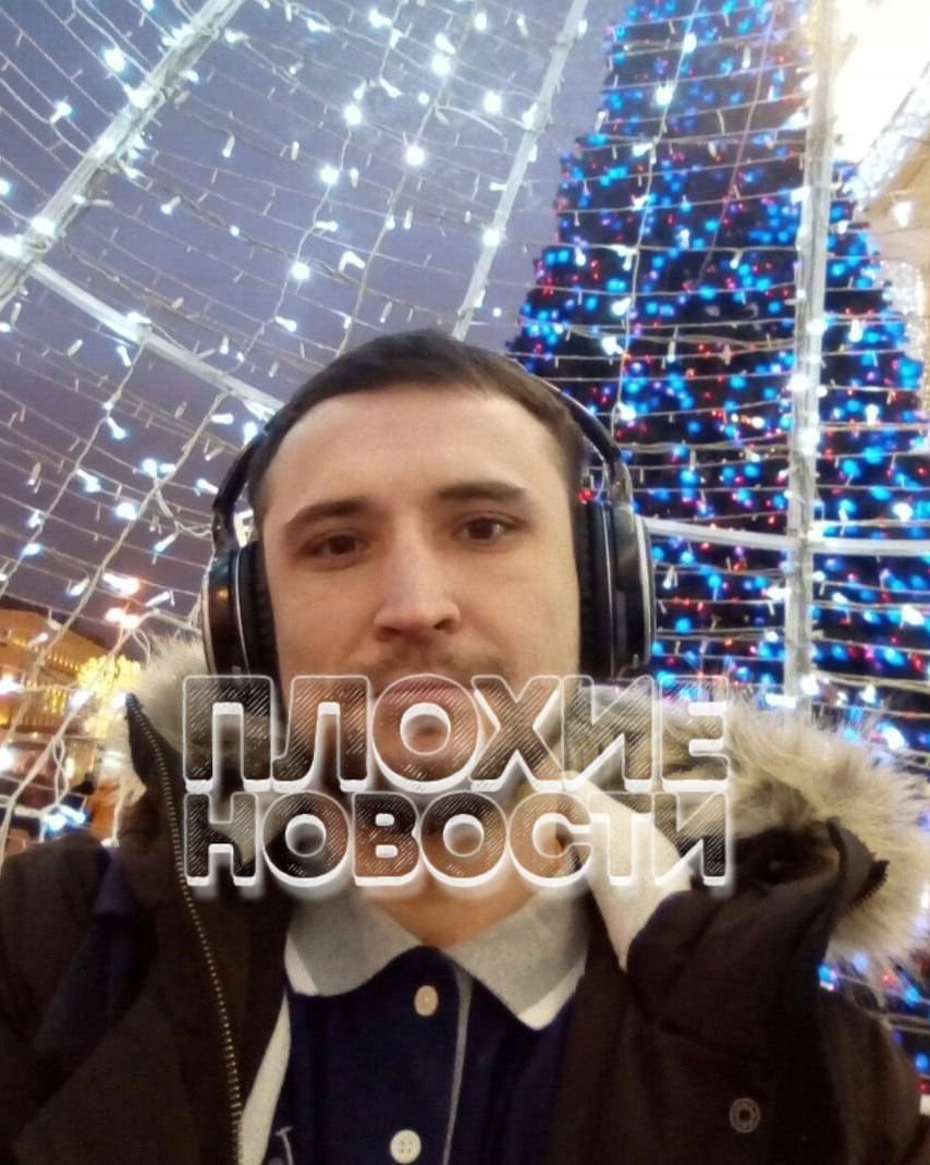 В Питере мужчина покончил с собой из-за нехватки денег в семье и ипотеки   40-летний Алексей из Ленобласти работал на заводе и подрабатывал курьером в Петербурге. Мужчина женился несколько лет назад - у них супругой родился общий ребенок  у женщины была дочь от прошлых отношений .   Леша выбивался из сил, получая 60 тысяч рублей. Он оплачивал ипотеку, а также обеспечивал всю семью. Жена была в декрете. В конце концов, мужчина начал выпивать, что вызывало скандалы в семье и на работе.  В день трагедии он позвонил супруге и был пьян. Они поссорились и мужчина пропал.   Его тело нашли в лесу.  Раньше всех. Петербург