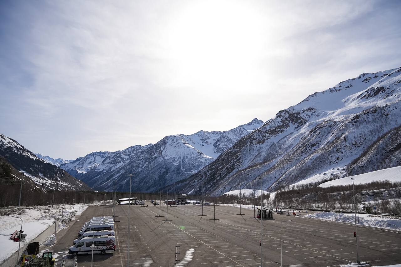 С 15 декабря на маршрутах к курортам Северного Кавказа появятся новые остановки по единому билету Так например по пути в Приэльбрусье в Кабардино Балкарии автобусы по единому билету будут делать остановки в Пятигорске автостанция Горячеводский и в Баксане КБР Это позволит туристам быстрее и комфортнее добираться до этих населенных пунктов без лишних пересадок сообщили в Минтрансе РФ Подписывайтесь на нас во ВКонтакте и в Одноклассниках чтобы быть в курсе самых интересных новостей Кавказа Подписывайтесь на телеграм канал АиФ Северный Кавказ