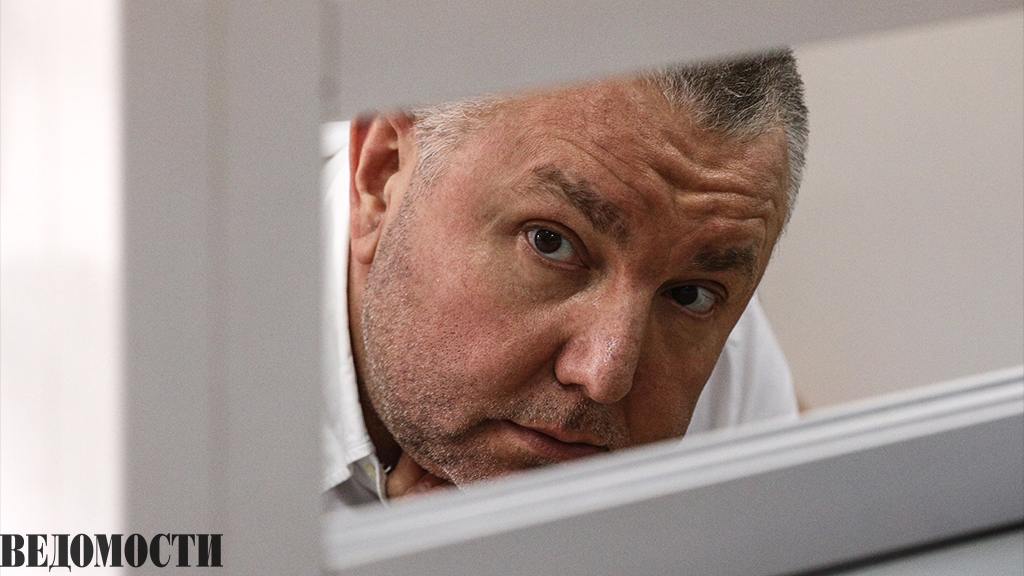 Бывший полковник ФСБ Фролов вместо суда уехал в Дубай В Московском гарнизонном военном суде началось повторное рассмотрение уголовного дела в отношении бывшего сотрудника управления К ФСБ полковника Дмитрия Фролова Он обвиняется в получении взяток от руководства банка Кредитимпэкс на сумму свыше 87 млн рублей В суде выяснилось что экс полковник покинул Россию и находится в Дубае где по словам защиты проходит лечение из за проблем с сердцем По версии следствия с 2007 по 2013 г Фролов обеспечивал общее покровительство банку Кредитимпэкс которому ЦБ указывал на сомнительные операции с контрагентами Первый процесс в суде завершился в июне 2024 года неожиданной переквалификацией обвинения с получения взятки на мошенничество Суд решил что Фролов преувеличивал свои возможности по покровительству и тем самым вводил в заблуждение В итоге Фролов получил шесть лет но был освобожден из за сроков давности Аресты с имущества включая виллу в Италии стоимостью 2 1 млн евро были сняты Telegram Max