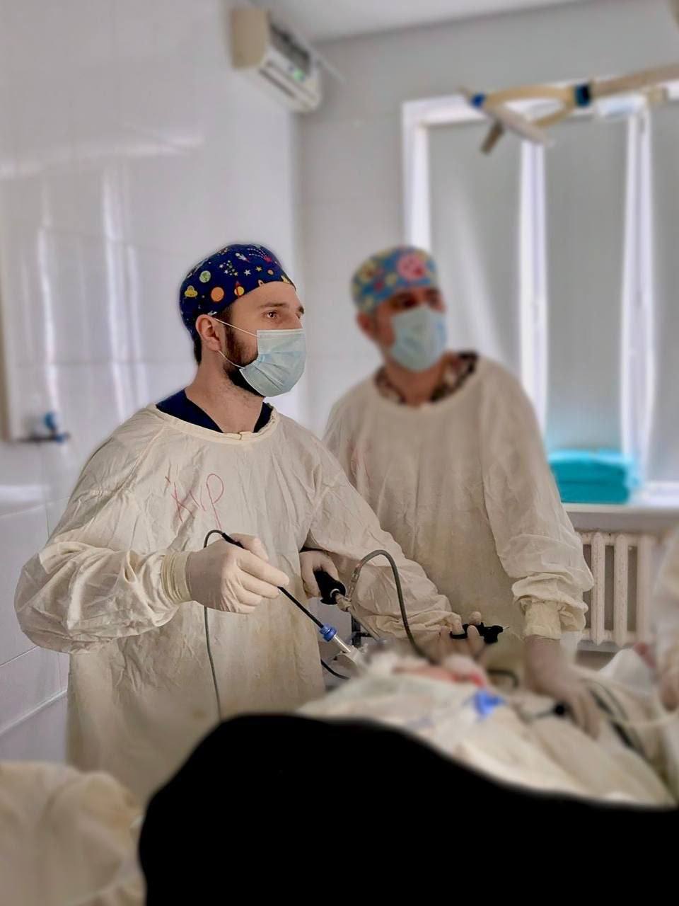 В Приморской больнице новый хирург В хирургическом отделении ГБУЗ Приморская ЦРБ приступил к работе новый врач хирург Магомедрасул Юнусов Специалист окончил Дагестанский государственный медицинский университет и прошел ординатуру по специальности Хирургия Как отметил главный врач медицинского учреждения Ярослав Пилипчук кадровая политика имеет решающее значение для обеспечения высокого качества обслуживания Поэтому администрация продолжает вести активную работу по привлечению специалистов для повышения доступности медицинской помощи населению Приморского муниципалитета Напомним привлечение специалистов разного профиля в регион проводится по поручению губернатора Запорожской области Евгения Балицкого и министра здравоохранения Запорожской области Дмитрия Ванькова Для этих целей предусмотрены разнообразные меры социальной поддержки такие как соципотека программа Земский доктор и многие другие Подписывайтесь на Вести Приморск ВК Одноклассники Rutube Ответы и вопросы присылайте в наш чат бот Обратная связь Объективно Актуально Правдиво