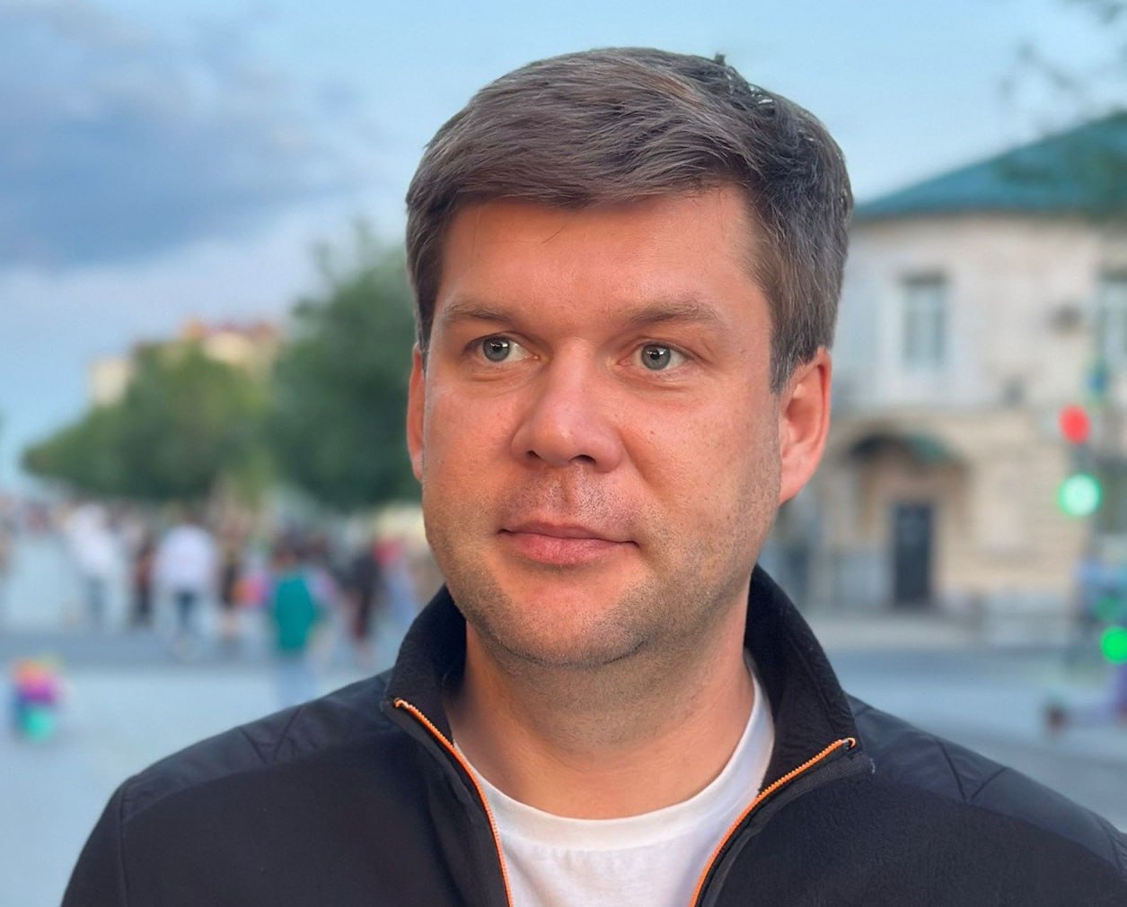 Новый врио главы Оренбурга — Альберт Юмадилов. Биография  Евгений Солнцев назначил врио главы Оренбурга столичного чиновника Альберта Юмадилова. Оренбург Медиа собрал ключевые факты из его биографии. Альберта Юмадилова считают одним из самых молодых чиновников Москвы главным образом из-за его возраста и раннего начала карьеры в органах власти. Также он — самый молодой врио главы Оренбурга за всю историю города.    Читайте биографию на сайте:       Оренбург Медиа