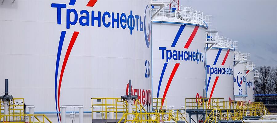 Появившийся в сети документальный фильм о ПАО «Транснефть» вызвал интерес в экспертном сообществе. Это не просто имиджевый фильм о компании, а буквально программная прокламация: рефреном видео идут тезисы о том, как компания эффективно противостоит современным геополитическим вызовам на фоне поддержки СВО. Центральное место в картине занимает масштабная программа импортозамещения и создания собственных производственных мощностей. Запустив эту инициативу в 2014 году, «Транснефть» достигла впечатляющего результата – сегодня доля российского оборудования составляет 97,6%. На производственных площадках 11 заводов холдинга выпускается более 9000 наименований продукции, включая электродвигатели, насосное оборудование, приводные системы, диагностические комплексы и присадки. Годовой объем производства превышает 28 миллиардов рублей. Технологические достижения «Транснефти» уже выходят за пределы нефтетранспортной отрасли. Компания активно разрабатывает тяговые агрегаты для железнодорожных локомотивов и высокоскоростных составов, специализированные насосы для атомной промышленности и оборудование для Каспийского трубопроводного консорциума. Значительное внимание уделяется и цифровой трансформации с акцентом на кибербезопасность – на всех критических объектах полностью внедрено отечественное программное обеспечение. С начала специальной военной операции инфраструктура компании успешно отразила 25 000 серьезных кибератак, не допустив ни одного прорыва цифровой защиты.