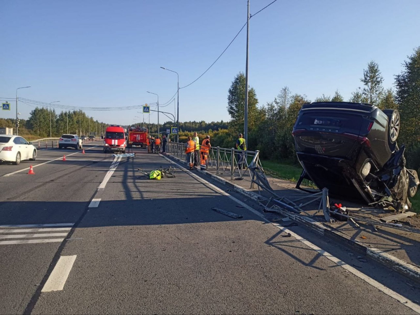 Сегодня, 5 сентября, в 16.10 на подъезде к городу Петрозаводску  дороге федерального значения  со стороны Бесовца произошла дорожная авария. По предварительным данным, 57- водитель легкового автомобиля «Exeed» допустил наезд на двигавшегося в попутном направлении велосипедиста, в результате ДТП велосипедист погиб. Иномарка повредила дорожные ограждения и опрокинулась. Устанавливаются все обстоятельства происшествия. Работают госавтоинспекторы.