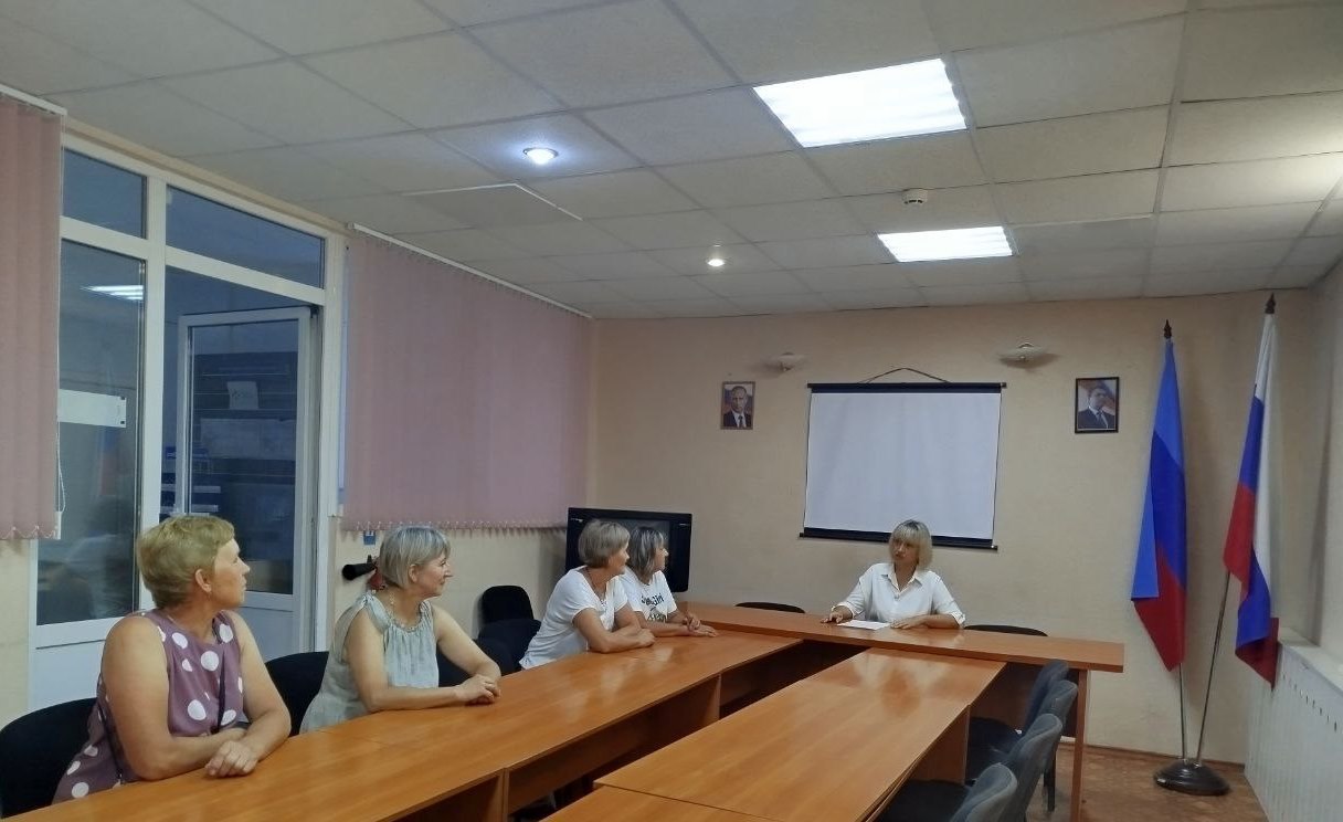 В рамках женского клуба НоваЯ при территориальном отделении Государственного казенного учреждения Республиканский центр занятости населения Луганской Народной Республики в городе Брянке состоялся семинар Мои ресурсы Присутствующие проинформированы о мерах государственной поддержки в сфере занятости о перспективах трудоустройства и актуальном состоянии рынка труда региона о возможности профессионального обучения и дополнительного профессионального образования отдельных категорий граждан в рамках федерального проекта Активные меры содействия занятости входящего в состав национального проекта Кадры Подробнее читайте на сайте