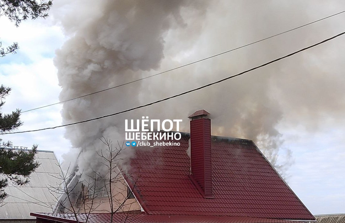 В Шебекино горит дом после атаки БПЛА. Предварительно, обошлось без жертв, пишут местные каналы.