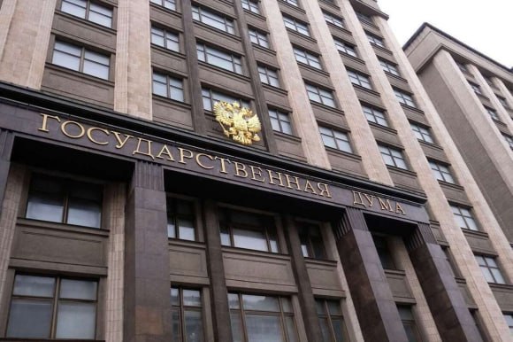 Россия устанавливает новые правила для иностранных судебных решений Государственная дума приняла закон который существенно меняет порядок исполнения решений иностранных судов на территории России Теперь постановления зарубежных судов по уголовным делам вынесенные без участия нашей страны не будут иметь силы в России Это касается и решений международных судебных органов Они смогут исполняться в России только в том случае если их компетенция основана на международном договоре участником которого является Россия или на резолюции Совета Безопасности ООН Этот шаг призван защитить суверенитет России и гарантировать что решения затрагивающие интересы нашей страны будут приниматься с учетом нашего участия и в рамках установленных международных норм