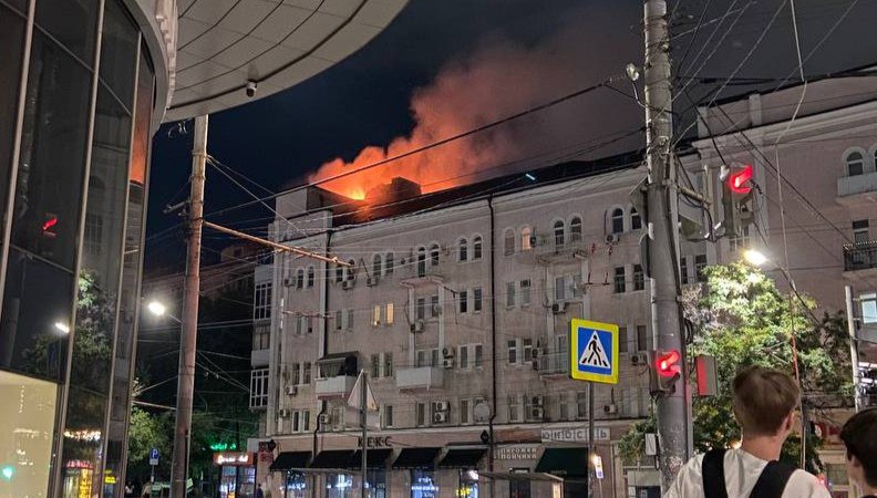 В центре Ростова ночью загорелся дом напротив "Галереи Астор" По данным оперативных служб, пожар начался в 00.35. Вспыхнула кровля здания на Будённовском, 52. Из дома эвакуировали 50 человек, в 1.43 возгорание чердачного перекрытия ликвидировали. Что делать дальше, власти обсудят с погорельцами сегодня утром. - 19 июня в администрации Ленинского района в 10.00 состоится совещание со всеми жителями дома, - рассказал сити-менеджер Александр Скрябин. Это уже второй пожар в квартале за несколько месяцев. 24 марта загорелся фасад "Галереи Астор", огонь тогда перекинулся и на соседний жилой дом. Фото - ТГ "Тютина" Предложи нам новость