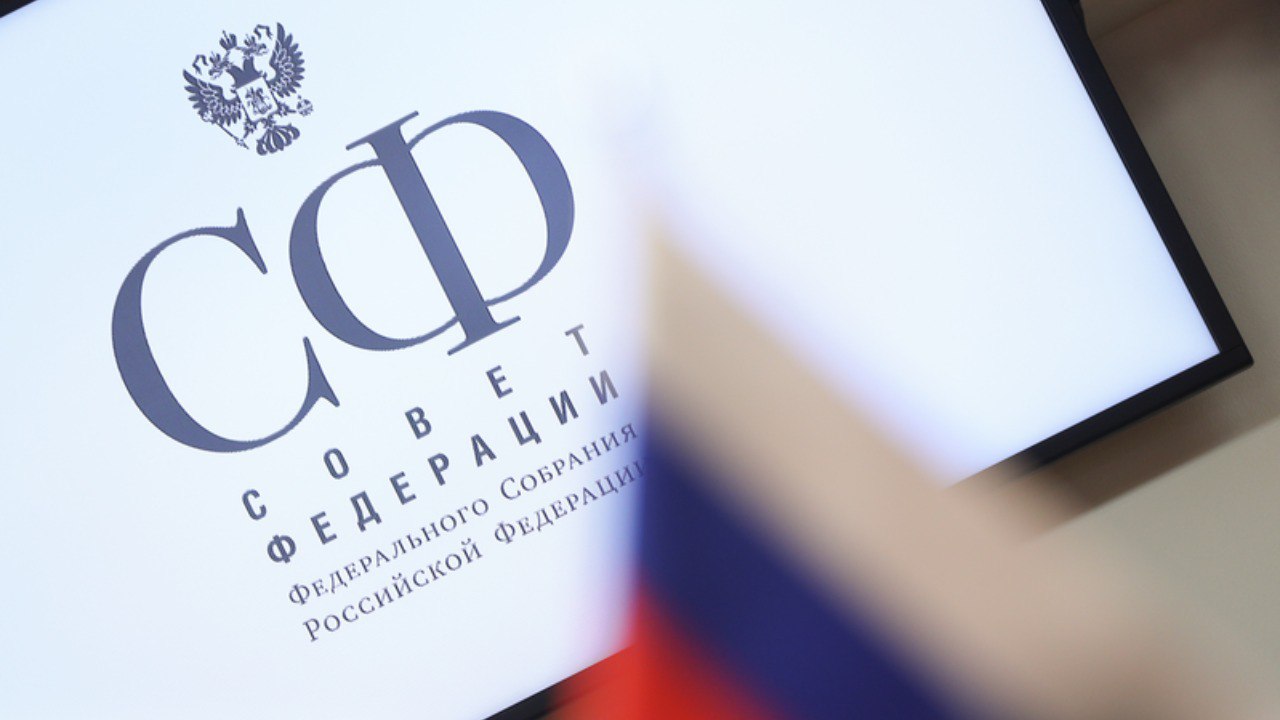 Парламентарии предложили расширить круг военнослужащих и уволенных с военной службы имеющих внеочередное право на обеспечение жильем Соответствующий законопроект внесен в Госдуму Документ вносит изменения в закон О статусе военнослужащих Среди авторов сенаторы Инна Святенко Елена Перминова Сергей Горняков Предлагается наделить правом на внеочередное обеспечение жильем военнослужащих и уволенных с военной службы состоящих на учете нуждающихся в жилых помещениях имеющих одного и более инвалида с детства I группы проживающего вместе с ним По словам вице спикера СФ Инны Святенко сейчас такое право предоставляется при условии проживания с тремя и более детьми либо с одним и более ребенком инвалидом При этом не урегулированы права военнослужащих имеющих детей старше 18 лет инвалидов с детства I группы отметила Инна Святенко Однако такая группа инвалидности является наиболее тяжелой и родители осуществляют уход за детьми как правило в течение всей жизни пояснила сенатор