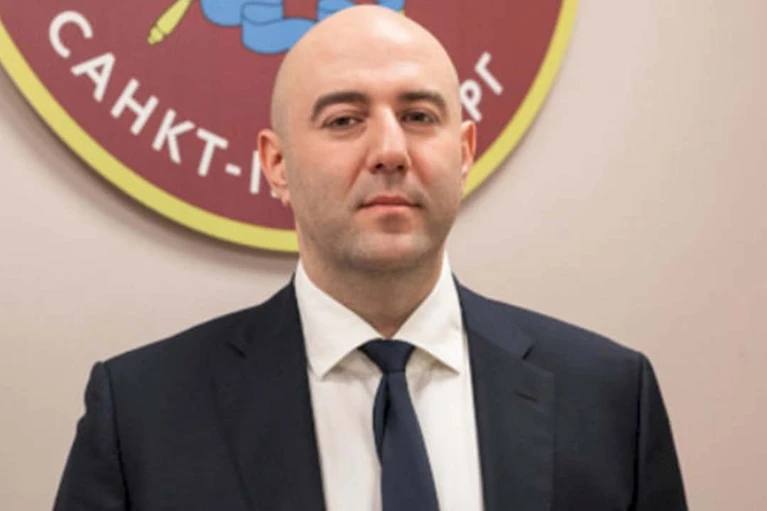 Александра Векслера назначили новым врио Центрального района Петербурга Информация об этом появилась на сайте Смольного Чиновник курирует работу отделов социальной защиты населения здравоохранения закупок а также сектора по обслуживанию зданий Напомним ещё летом эту должность занял Максим Романцов Тем не менее имя главы районной администрации Елены Разумишкиной Федоровой всё ещё указано на сайте Но прошлой осенью она ушла в декретный отпуск Смольный Подпишись на Комсомольскую правду СПб отдай свой буст нам