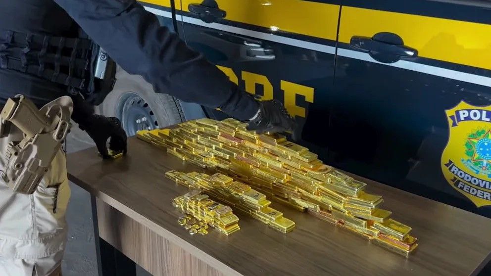 В Бразилии инфлюенсерку остановили с 103 кг золота в машине  Рекордная находка при рутинной проверке: в Бразилии полиция обнаружила в пикапе 103 кг золота стоимостью более 9,6 млн евро. Оказалось, что в машине находилась известная 32-летняя инфлюенсерка Сузи Аленкар  30,5 тыс. подписчиков в Instagram . Она ехала с мужем и девятимесячным ребенком.  205 слитков золота были спрятаны под двойным полом. Саму Аленкар задержали и отпустили, а ее муж, сидевший за рулем, помещен в СИЗО. Как сообщают СМИ, после остановки машины он начал путаться в показаниях:  «Водитель сказал, что прибыл из Манауса в Боа-Вишту, чтобы работать в качестве строительного инспектора, однако не смог назвать ни стройку, ни компанию»  Власти подозревают нелегальную торговлю золотом.