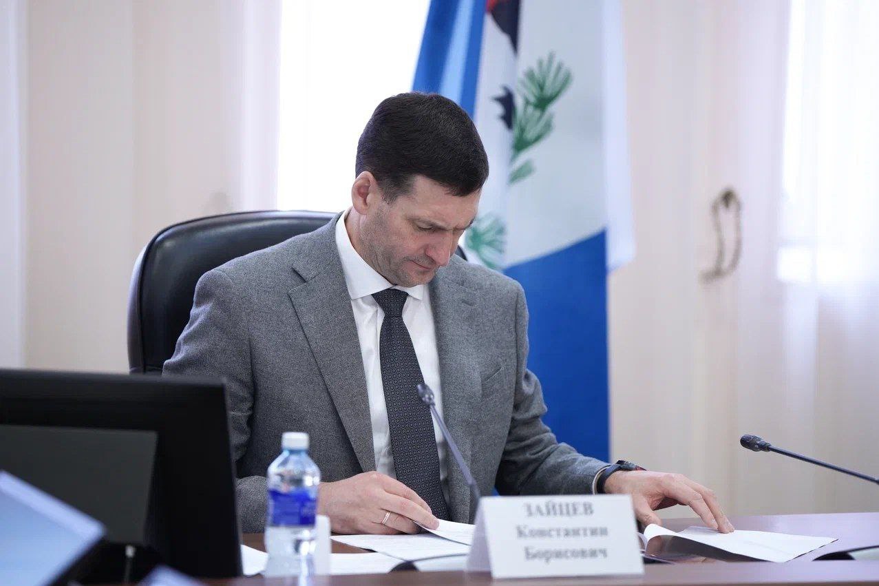 Председатель Правительства Константин Зайцев подписал постановление о внесении изменений в положение о порядке выплаты единовременного денежного пособия молодым педагогам, впервые приступившим к работе по специальности Изменения позволили претендовать на выплаты педагогам, которые приступили к работе по специальности до завершения обучения в вузе или колледже. Получить единовременно выплату могут специалисты в возрасте до 35 лет, имеющие среднее профобразование или высшее образование, с нагрузкой не менее половины нормы часов педагогической работы за ставку заработной платы. Обязательное условие: необходимо будет отработать в образовательной организации не менее трех лет со дня заключения трудового договора. «Привлечение молодых специалистов, получивших дипломы о педагогическом образовании, в образовательные организации – важная задача региональных властей, именно поэтому в Приангарье была введена такая мера соцподдержки для определенных категорий педработников. Это те, кто начинает свой трудовой путь в селах и рабочих поселках, а также в самых северных наших городах - Бодайбо, Киренске, Усть-Куте. В районах Крайнего Севера и приравненных к ним местностях денежное пособие устанавливается в размере 115 тыс. рублей. В иных районах региона – в размере 92 тыс. рублей», - сообщил Константин Зайцев. Изменения коснулись и сроков подачи документов на выплату. Более детально узнать о господдержке начинающих педагогов можно на сайте минобразования. По вопросам назначения и выплаты пособия можно консультироваться по телефону: 8 3952 34-00-72.
