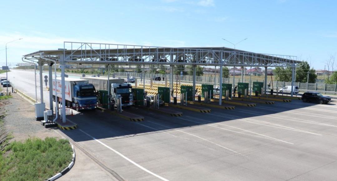 Минтранс Казахстана предлагает смягчить правила оплаты за проезд по платным трассам Министерство транспорта Казахстана готовит обновление правил пользования платными автотрассами водителям планируют предоставить больше времени для оплаты проезда В настоящее время действует требование о том что водитель должен оплачивать проезд по платной дороге в течение семи календарных дней иначе ему будет грозить штраф Минтранс предлагает увеличить этот срок для физических лиц до 30 календарных дней Для юридических лиц планируют ввести отдельный механизм их обяжут производить оплату до 20 числа месяца следующего за отчетным ℹ Ранее LogiStan писал о том что в Казахстане есть 26 платных автотрасс общей протяженностью 4 883 километра Читайте также В Казахстане планируют отменить плату за проезд по дефектным участкам автотрасс Объем грузоперевозок автотранспортом в Казахстане вырос на 2 2 грузооборот на 31 9 Logistan info Логистика Экономика