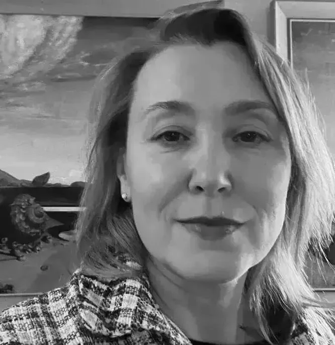 Памяти Хасаншиной Нурии Радиковны Коллектив МАДИ с глубоким прискорбием сообщает что 23 апреля 2026 года на 55 м году жизни скоропостижно скончалась старший преподаватель кафедры Иностранные языки Хасаншина Нурия Радиковна Нурия Радиковна посвятила МАДИ почти два десятилетия с 2008 года она трудилась на кафедре преподавала английский и немецкий языки вела занятия по дополнительным образовательным программам и принимала активное участие в реализации программы профессиональной переподготовки Профессионально ориентированный перевод Она отличалась высоким профессионализмом безупречной ответственностью и неизменной готовностью поддержать коллег щедро делиться педагогическим опытом Её такт педагогическое мастерство и искренняя увлечённость делом снискали ей глубокое уважение всего академического сообщества Педагогическая деятельность Нурии Радиковны охватывала все направления подготовки Для многих студентов она навсегда останется одним из любимых преподавателей ей удавалось выстраивать доверительный контакт с аудиторией вдохновлять на учёбу и передавать подлинную любовь к иностранному языку Выражаем глубокие соболезнования родным близким друзьям и коллегам Нурии Радиковны Светлая память о ней навсегда сохранится в наших сердцах