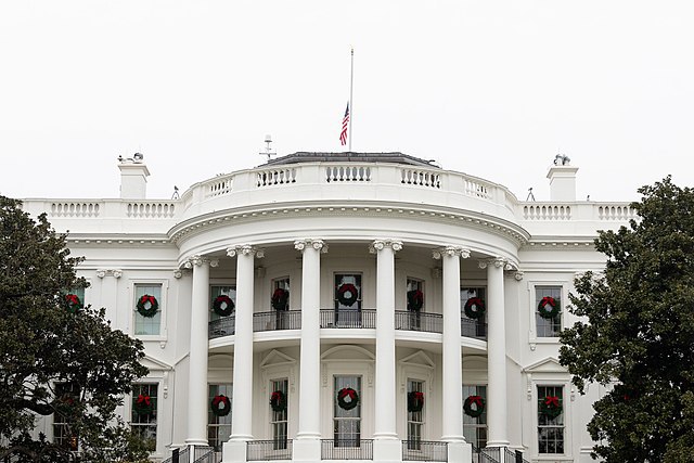 Эксперт: Дело Эпштейна разделило трампистов в США  В ФБР обострилась борьба между настоящими и бывшими соратниками Трампа из-за разногласий по поводу политической лояльности и подходов к расследованиям, связанным с его администрацией.  #Вмире