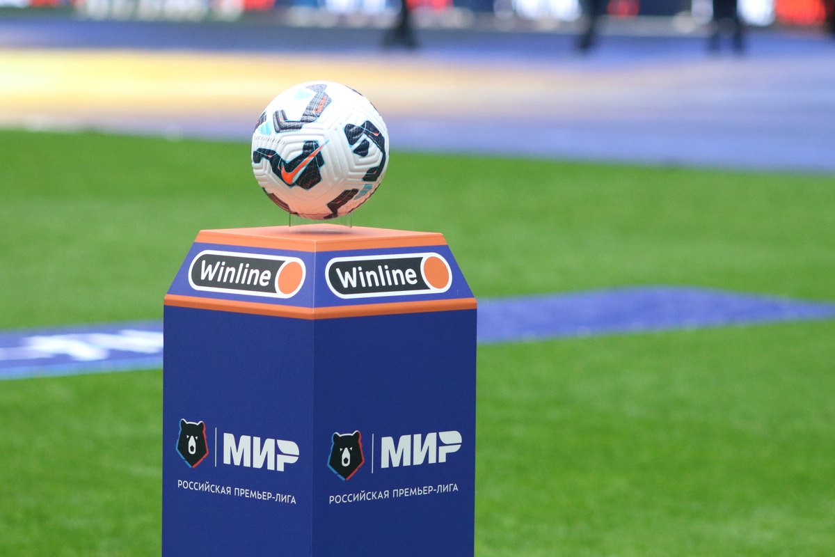 РПЛ согласовала новый телеконтракт с Матч ТВ на четыре года Общее собрание Российской премьер лиги РПЛ проголосовало за подписание нового соглашения с телеканалом Матч ТВ о показе матчей чемпионата России по футболу Об этом сообщили РБ Спорт и журналист Иван Карпов Отмечается что сумма нового четырехлетнего контракта составил 28 5 млрд руб что на 10 больше от прежнего соглашения При этом журналист Грант Гетадарян пишет что сумма контракта превысит 30 млрд с учетом обслуживания VAR и продакшена Телеправами на показ РПЛ Матч ТВ владеет с 2014 года Прежний четырехлетний контракт истекает по окончании текущего чемпионата Таким образом Матч ТВ получит все медиаправа на новый четырехлетний цикл По прежнему договору телеканал брал на себя обязательство показа не менее 60 матчей РПЛ на федеральном канале Global Look Press Подписаться на РБК Спорт