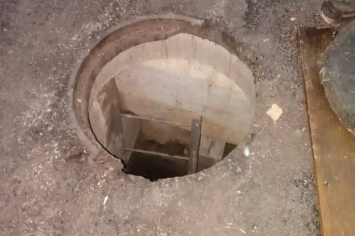 В Каменске-Уральском 2-летний мальчик упал в коллектор  Сегодня утром, 18 июля, в Каменске-Уральском утром 18 июля 2-летний мальчик провалился в открытый люк коллектора. Пострадавшего доставили в больницу. Об этом сообщили в пресс-службе прокуратуры по Свердловской области.  — Около дома № 15 «а» по улице Кунавина 2-летний малыш упал в открытый люк коллектора и получил телесные повреждения, — отметили в ведомстве.  Ребёнка обследовали в местной больнице, от госпитализации его родители отказались.  К делу подключилась прокуратура. Специалисты ведомства проверят содержание коммунальной инфраструктуры и установят, кому она принадлежит.