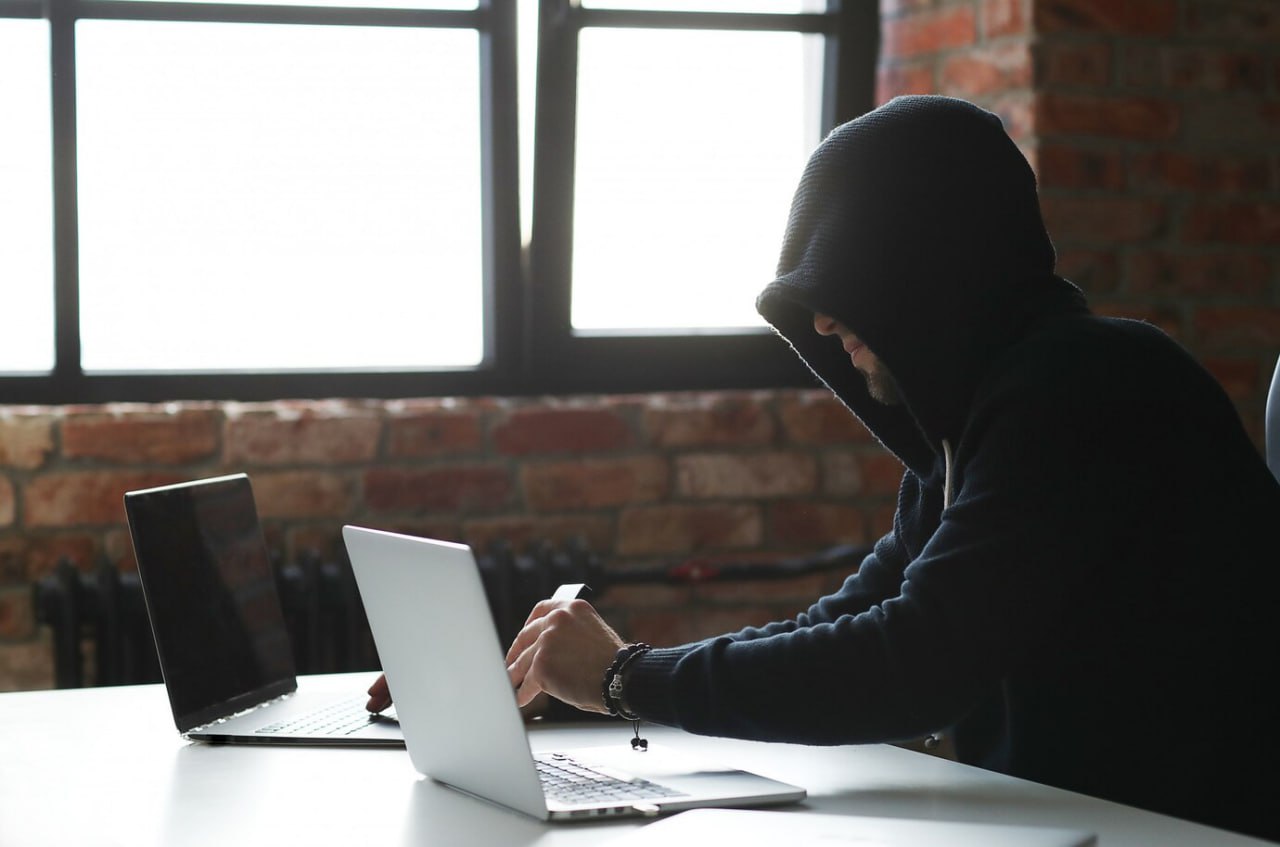 Трое курян стали жертвами мошенников, обещавших заработок на биржевых ставках и инвестициях Они вложили в поддельные инвестиционные платформы крупные суммы: 1,2 миллиона рублей, 1 миллион рублей и почти 10 тысяч рублей. Полиция возбудила уголовные дела. Сотрудники полиции напоминают о необходимости проверять лицензию инвестиционных компаний, изучать отзывы и использовать официальные биржи и проверенные торговые площадки, чтобы избежать финансовых потерь. «Вести.Курск». Только проверенная информация.