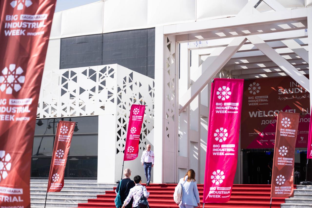 Есть и хорошие новости В Эр Рияде на площадке The Arena стартует Международная промышленная выставка ИННОПРОМ Саудовская Аравия которая пройдет с 8 по 10 февраля Наши энергетические гиганты тоже присутствуют Так в рамках выставочной экспозиции особое внимание будет уделено возможностям адаптации решений Росатома к национальным приоритетам Королевства а также опыту госкорпорации в реализации масштабных инфраструктурных проектов с участием локальной промышленности и технологических партнеров