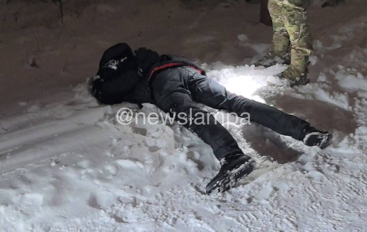 В Екатеринбурге на Эльмаше в минувшие выходные задержали 22 летнего молодого человека в рюкзаке которого были обнаружены три самодельных взрывных устройства По данному факту возбуждено и расследуется уголовное дело по статье покушение на террористический акт В правоохранительных органах подтвердили факт задержания но не раскрывают деталей произошедшего