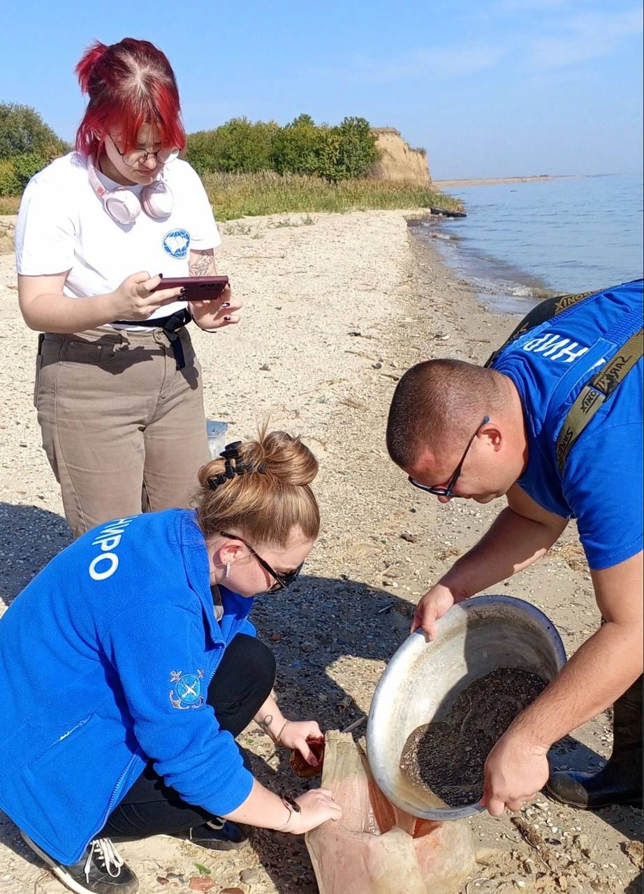 В Азовском море выросла популяция креветок  Учёные зафиксировали рост численности промысловых беспозвоночных, который связан с увеличением солености вод.  Сотрудники ВНИРО провели ряд исследований в разных частях моря и установили, что беспозвоночные составляют 32% от общего улова региона.  С 3 по 13 октября в акватории наблюдалось значительное количество креветок, причем особенно увеличилась популяция особей длиной от 4,5 до 5,5 сантиметров, - сообщает всероссийский НИИ рыбного хозяйства.