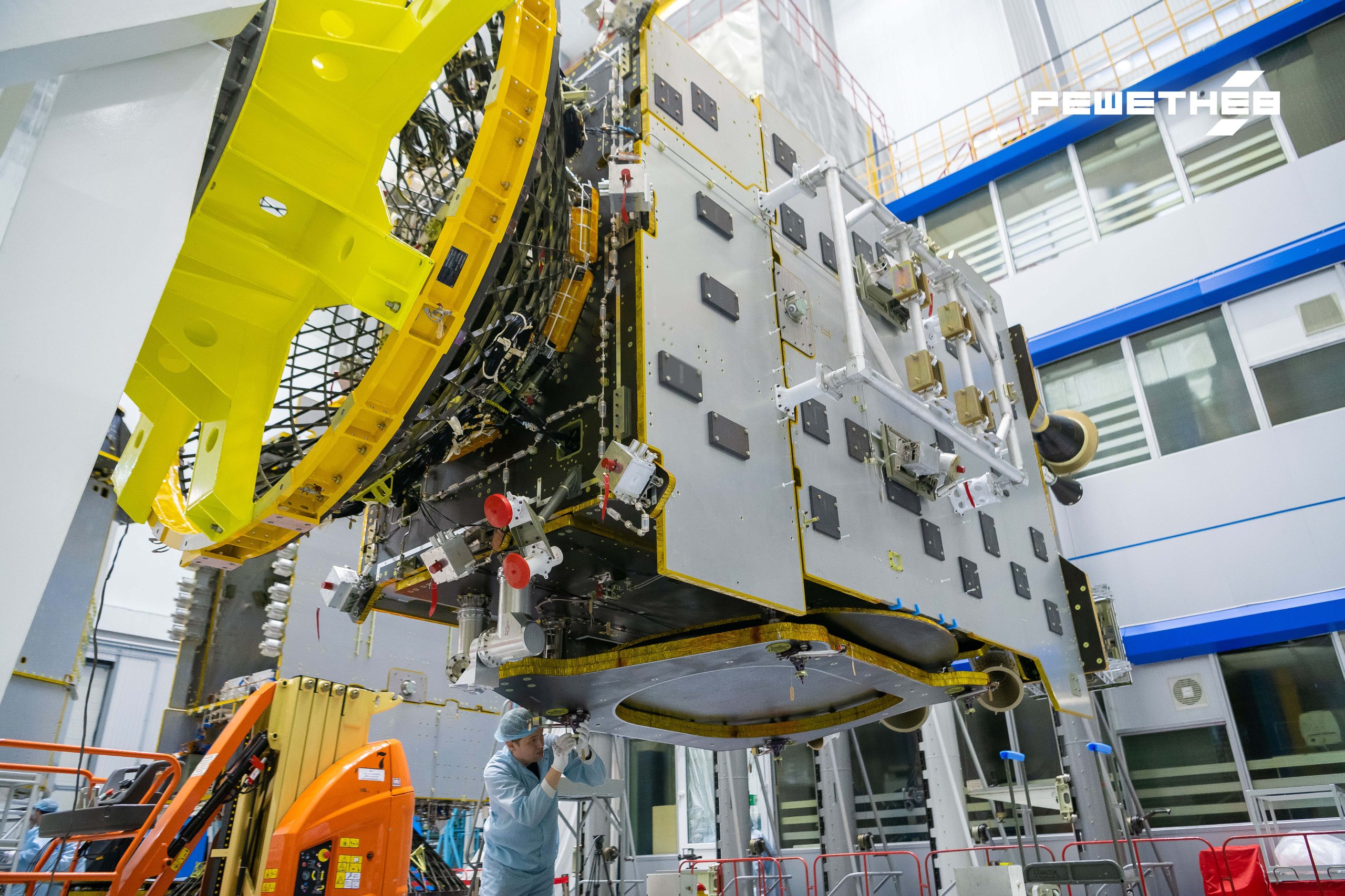 Копия космического аппарата В компании РЕШЕТНЁВ входит в Роскосмос изготовлена инженерно квалификационная модель ИКМ спутника связи Экспресс АМУ4 для проведения наземной отработки ИКМ это полноценный аналог космического аппарата на котором вместо штатного оборудования установлены макеты Инженерно квалификационной модели предстоят испытания транспортировочные вибрационные акустические Цель проверок подтвердить надёжность конструкции спутника при воздействии нагрузок возникающих при перевозке разными видами транспорта на космодром входе запуска ракеты носителя Экспресс АМУ4 создаётся по заказу ФГУП Космическая связь для обеспечения услуг телекоммуникации в интересах России При использовании информации и фотографии ссылка на их первоисточник обязательна МАХ ТГ ВК ОК Дзен RUTUBE YouTube сайт