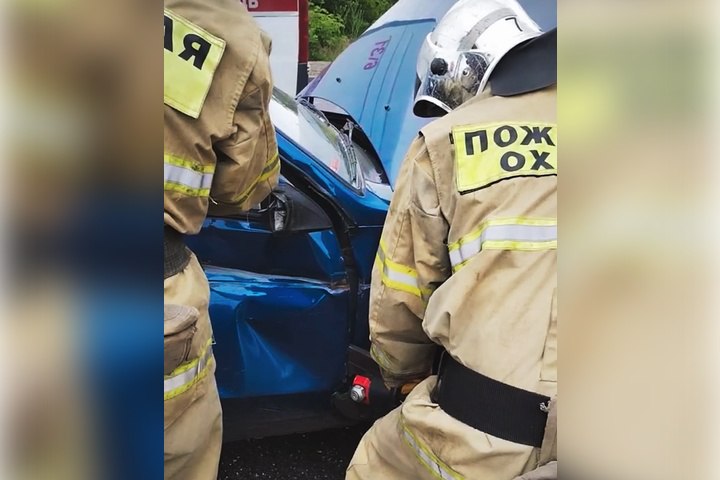 В Свердловске спасатели достали из искорёженного авто пенсионера В Свердловске спасатели МЧС России устранили последствия дорожно-транспортного происшествия. На улице Орджоникидзе произошло столкновение между грузовым автомобилем и автомобилем «ВАЗ 21099». Прибывшие на место аварии сотрудники МЧС России оперативно извлекли из покореженного автомобиля 78-летнего пассажира и передали его медикам скорой помощи. Водители обоих транспортных средств остались невредимыми. Для проведения работ были задействованы 3 сотрудника МЧС России и одна единица специализированной техники.