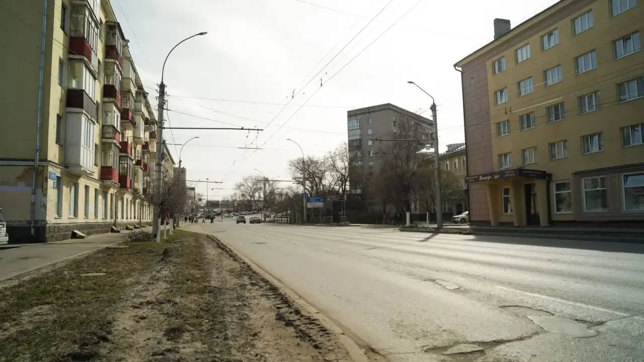 В мае в Вологде стартует второй этап ремонта улицы Мира от Пошехонского моста до Предтеченской улицы Работы начнутся после майских праздников и пройдут поэтапно Сначала заменят инженерные сети затем обновят дорогу тротуары и освещение Основной участок от вокзала до улица Герцена планируют завершить до конца ноября Дальше ремонт продолжится от Герцена до улицы Сергея Орлова в 2026 году как и участок до вокзала Сначала также будут менять сети затем делать дорожное покрытие В этом году в планах ещё ремонт улицы Конева части Советского проспекта а также участков улиц Лермонтова Сергея Орлова и Петрозаводской Здравствуйте пробки Новости Вологды в MAX