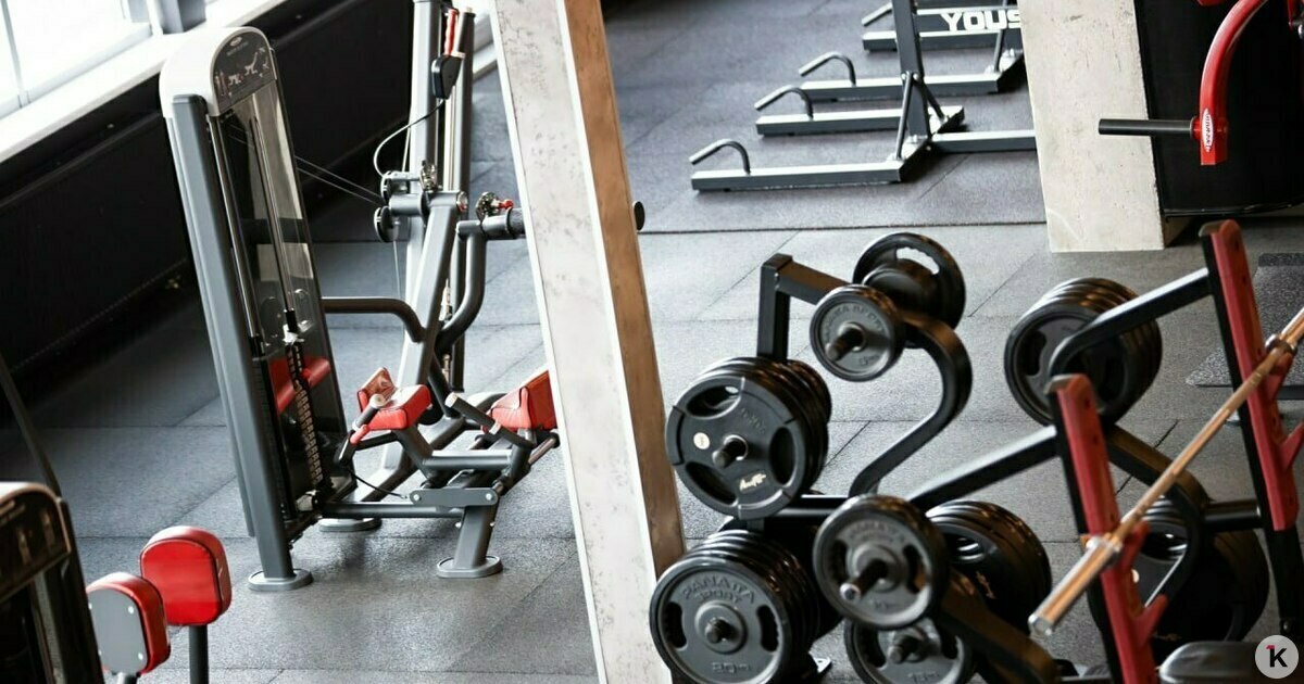 Немецкая компания Puma которая ушла из России зарегистрировала два товарных знака Согласно документам Роспатента заявки были поданы в ведомство в августе 2024 года В октябре 2025 года приняли решение о регистрации товарных знаков до августа 2034 года Теперь компания может производить и продавать в России спортивную одежду тренажёры велосипеды и другую продукцию В марте 2022 года компания прекратила поставки в Россию и закрыла магазины в стране