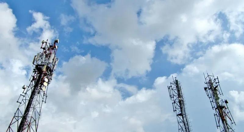 В Москве протестировали 5G-антенну российского производства — она обеспечила 1 Гбит/с  Российская антенна для 5G, разработанная специалистами МФТИ  Московский физико-технический институт , успешно прошла испытания в составе отечественной базовой станции, что подтверждает потенциал российских решений  Отмечается, что все компоненты, сборка и тестирование антенны были выполнены на территории России под руководством учёных МФТИ  Наша антенна является на 100 % отечественной, вплоть до используемых винтов и соединителей. Применение только российских компонентов и материалов накладывает ряд ограничений и усложняет процесс разработки и изготовления антенны  Результаты тестирования показали принципиальную возможность работы сетей 5G на базе российских технических решений со скоростью 1 Гбит/с  Это означает техническую готовность к развёртыванию коммерческих сервисов  Тестирование проводилось на базе 5G-демоцентра в павильоне «Умный город» на ВДНХ  Эта площадка с 2020 года объединяет бизнес, науку и городское развитие, позволяя проводить испытания разработок и новых продуктов в сферах безопасности, промышленности, медицины, образования и транспортной инфраструктуры  Площадка открыта не только для крупных корпораций, но и для студенческих команд  По данным ДИТ, установка телекоммуникационной 5G-антенны в демоцентре позволит в дальнейшем доработать и настроить оборудование с учётом полученного опыта    Подписаться