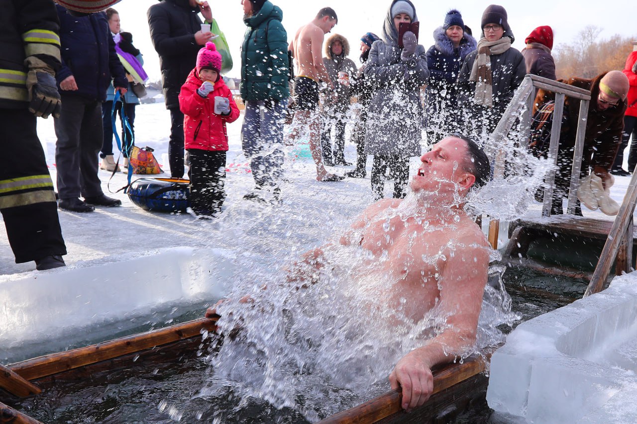 Лишь 17 челябинцев собираются окунуться в прорубь на Крещение Большинство челябинцев к проруби не подходят 59 признались что никогда не окунались на Крещение Ещё 13 отказались от традиции ссылаясь на состояние здоровья перенесённые болезни и опасения за самочувствие При этом у 12 такой опыт уже есть ещё 5 планируют нырнуть впервые указано в опросе SuperJob Традиция заметно популярнее среди мужчин постоянными участниками крещенских купаний себя назвали 16 опрошенных среди женщин 8 Больше всего желающих среди горожан младше 35 лет 17 купаются регулярно ещё 6 готовы попробовать в этом году